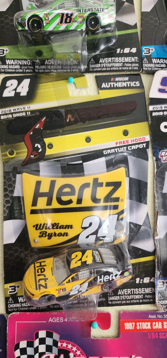 2018 WILLIAM BYRON #24 HERTZ NASCAR AUTHENTICS 1:64 W/HOOD MAGNET